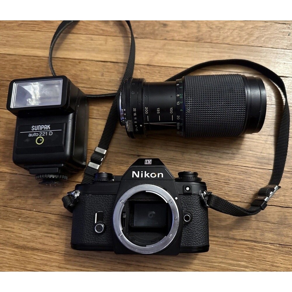 Nikon EM with 80-200mm Vivitar(Kobori) Sunpak Flash Works